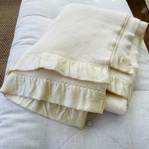 Bedding Vintage Acrylic Thermal Blanket Satin Trim 82x57 Made In Usa